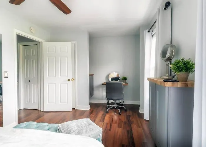 Walk To Broadway Charming Modern Historic Townhome