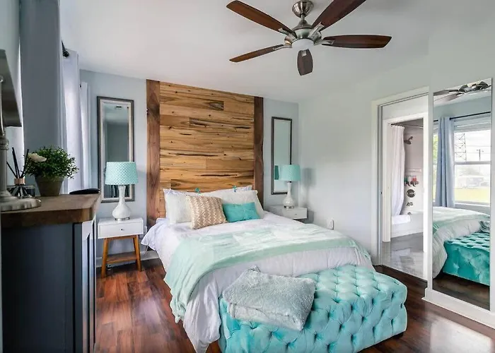 Walk To Broadway Charming Modern Historic Townhome