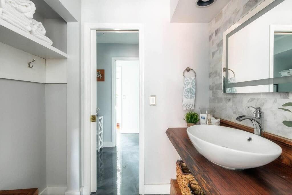 Walk To Broadway Charming Modern Historic Townhome Holiday home Nashville