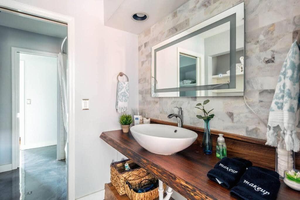 Walk To Broadway Charming Modern Historic Townhome Holiday home Nashville