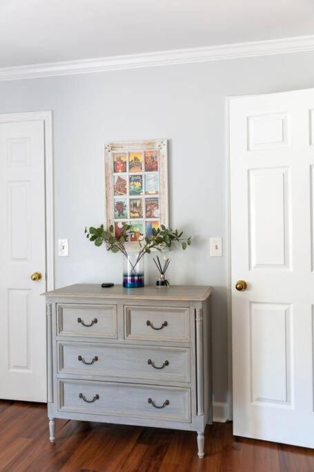 Walk To Broadway Charming Modern Historic Townhome Holiday home *