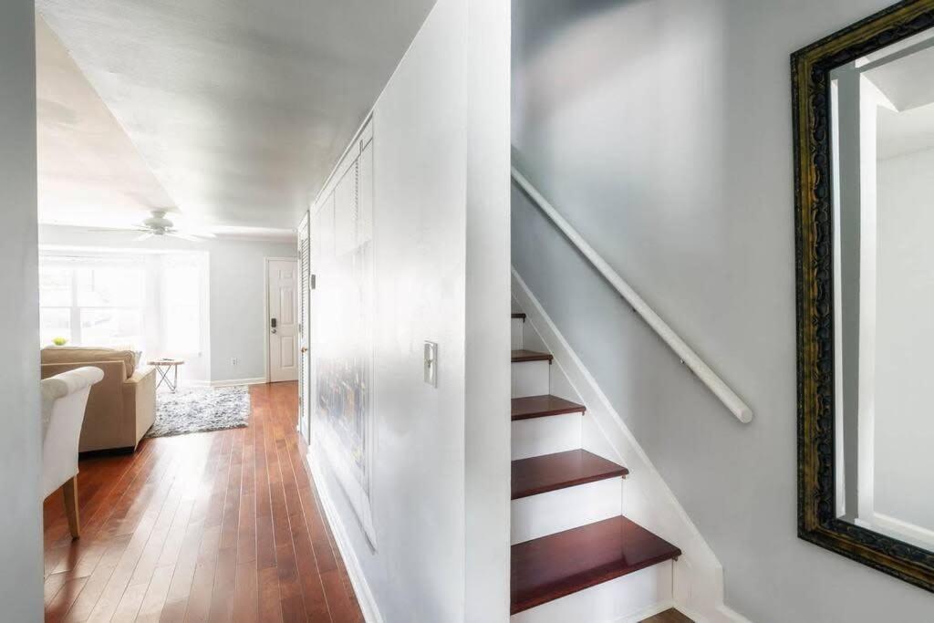 Holiday home Walk To Broadway Charming Modern Historic Townhome