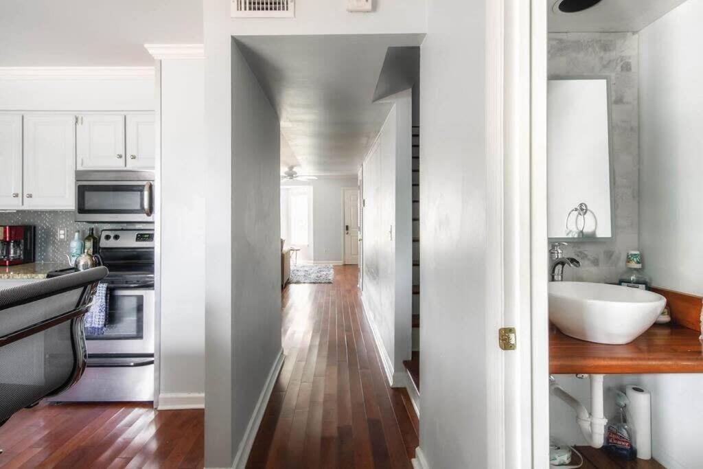 Holiday home Walk To Broadway Charming Modern Historic Townhome *