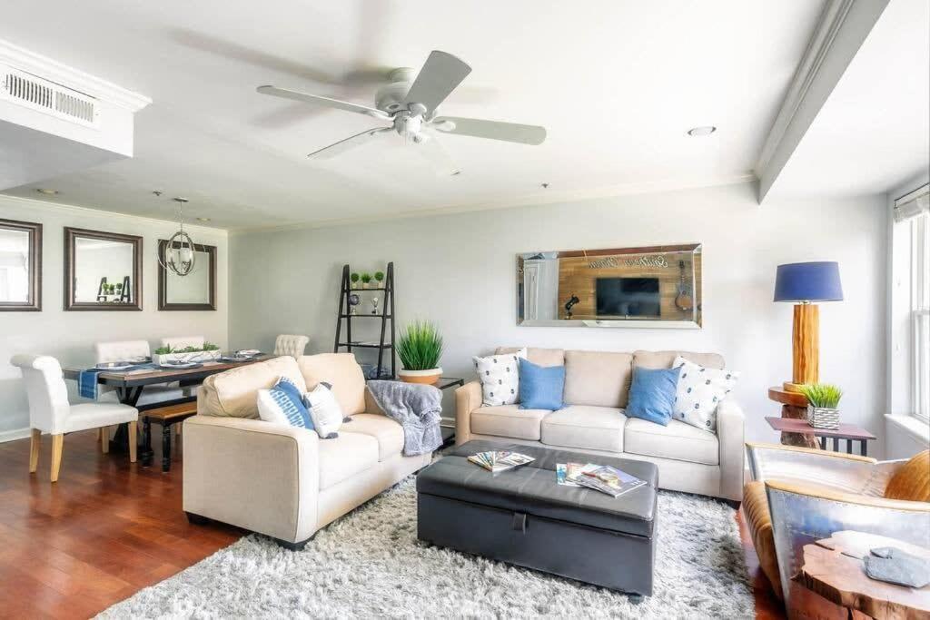 Walk To Broadway Charming Modern Historic Townhome