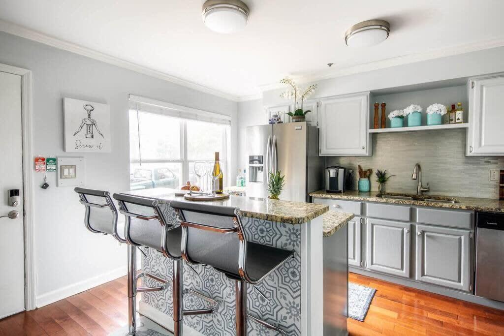 Walk To Broadway Charming Modern Historic Townhome