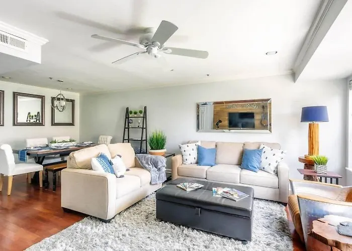 Walk To Broadway Charming Modern Historic Townhome