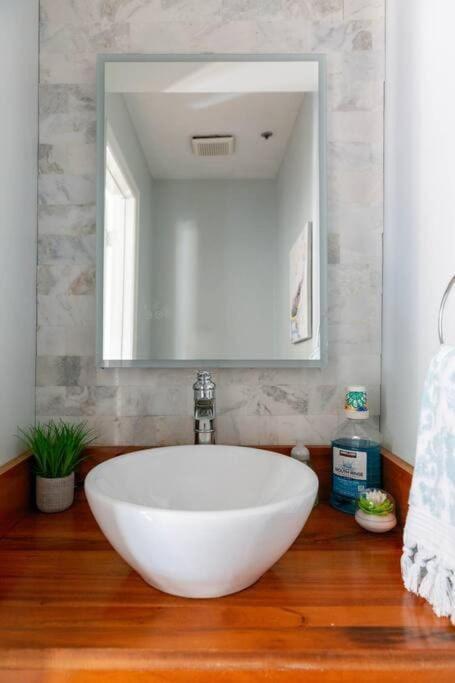 Walk To Broadway Charming Modern Historic Townhome *