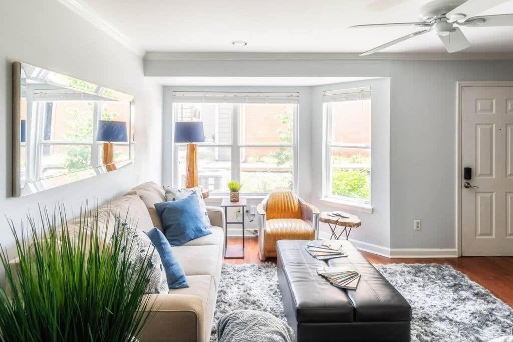 Walk To Broadway Charming Modern Historic Townhome